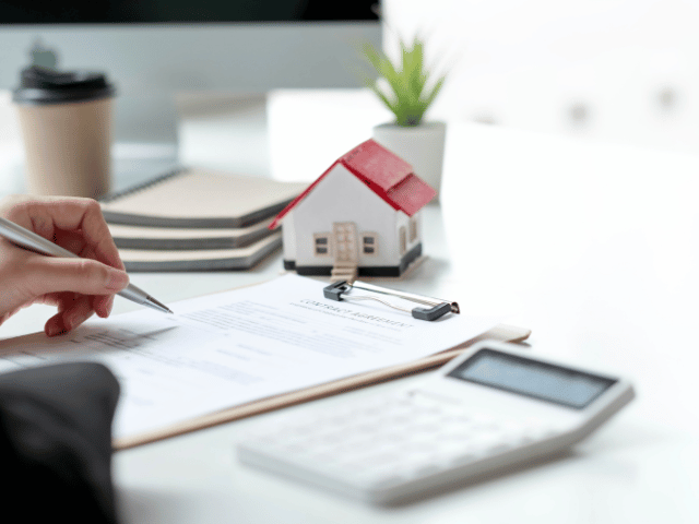 相続した家の名義変更で相続税はかかる？基礎控除と手続きの順番を解説