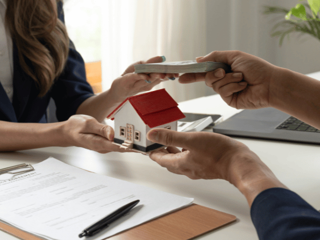 相続した家の名義変更で相続税はかかる？基礎控除と手続きの順番を解説